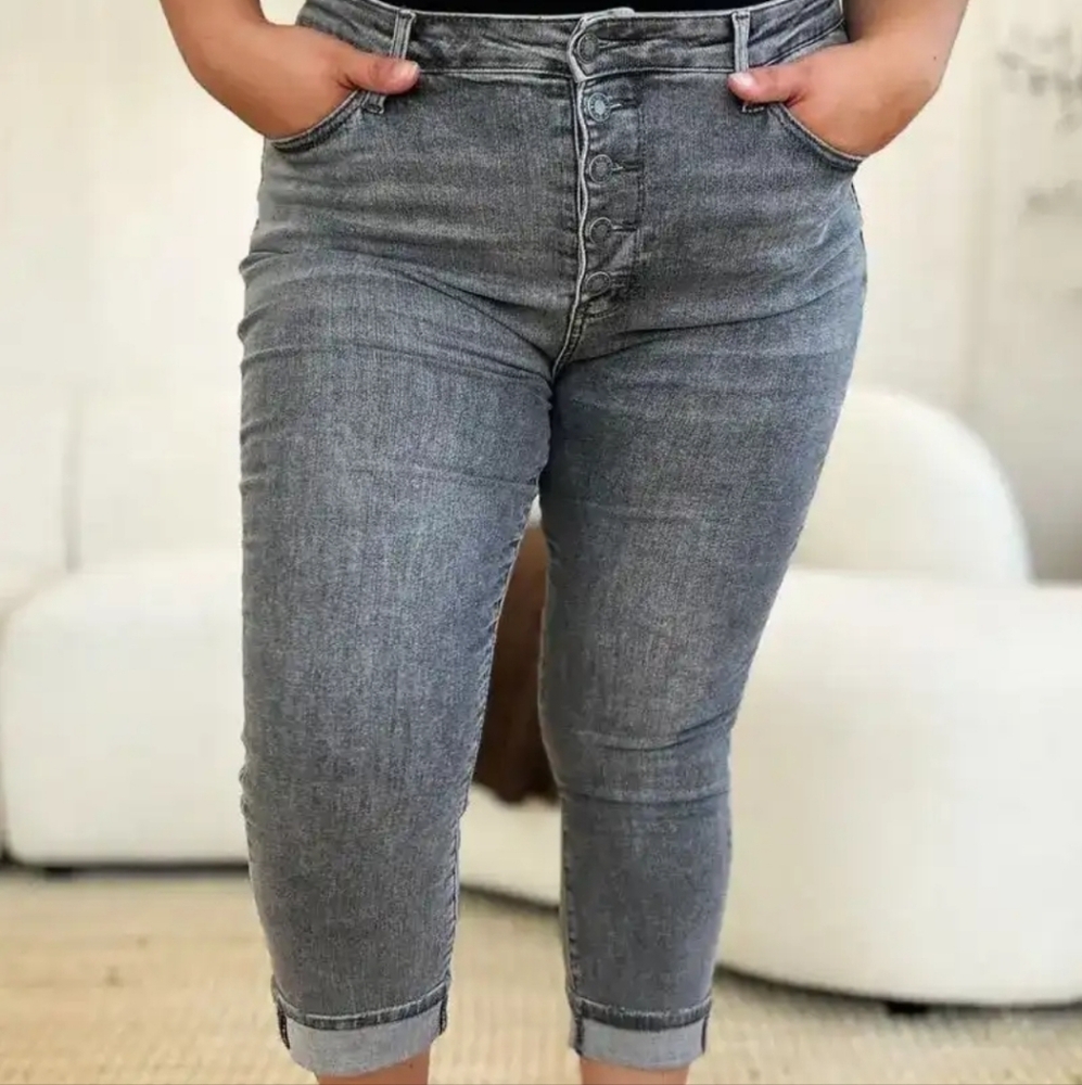 Judy Blue Capri Skinny Fit Button Fly Jeans